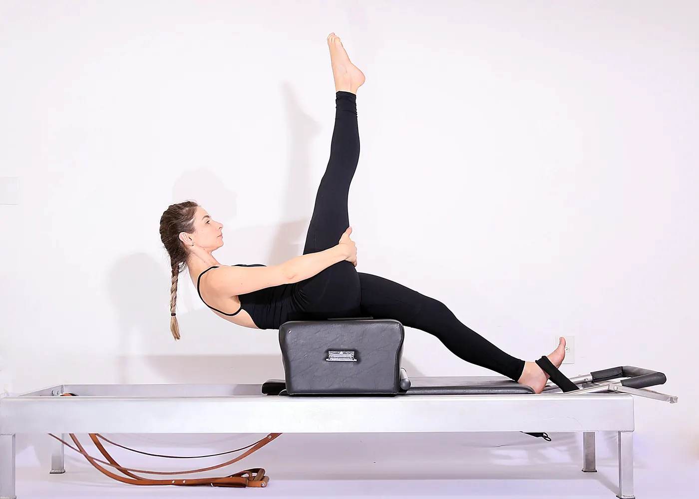 Fernanda Almeida praticando Pilates Clássico no reformer, em Patos de Minas